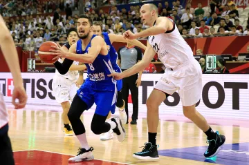 Tomáš Satoranský (vlevo) se snaží prosadit v utkání s Japonskem