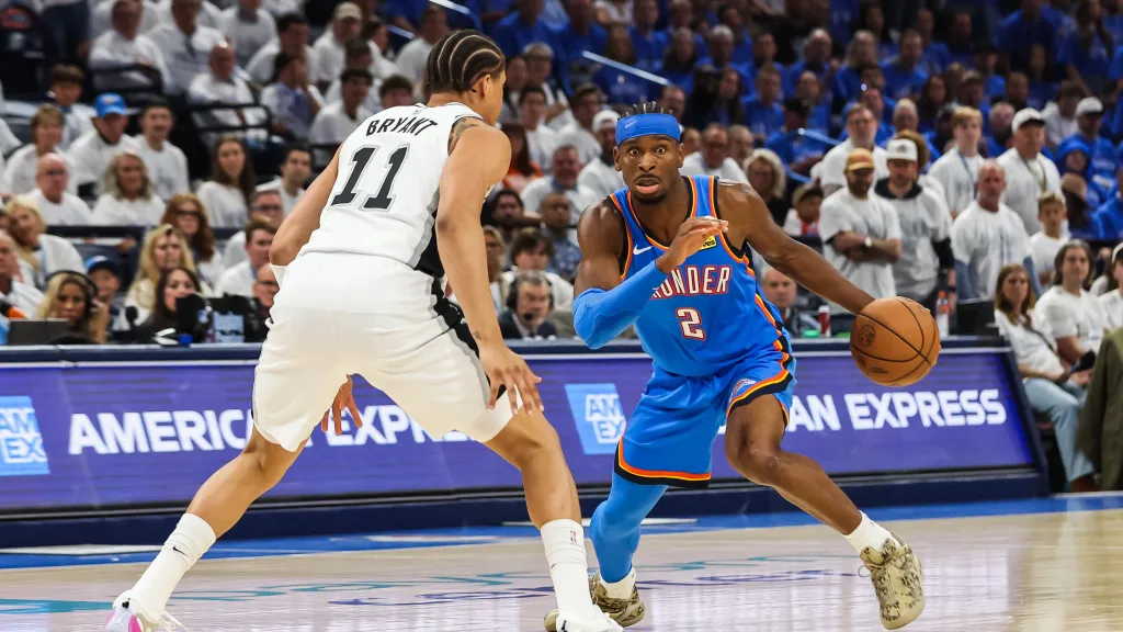 Carter Bryant a Shai Gilgeous-Alexander v utkání Oklahomy se San Antoniem