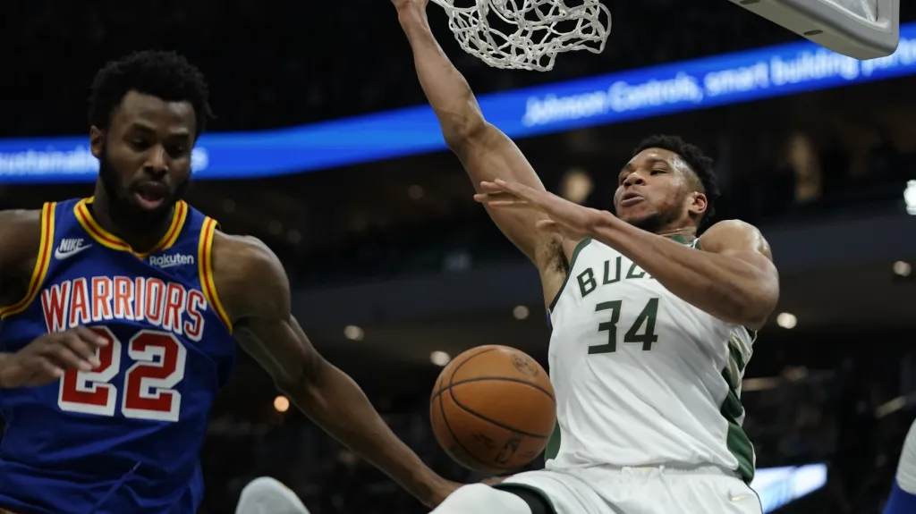 Giannis Antetokounmpo z Milwaukee (vpravo) v utkání proti Golden State