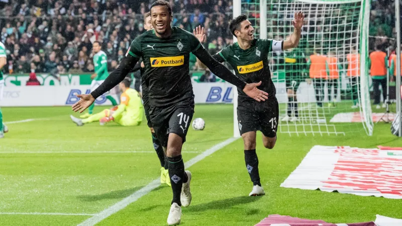 Alassane Pléa se raduje z branky