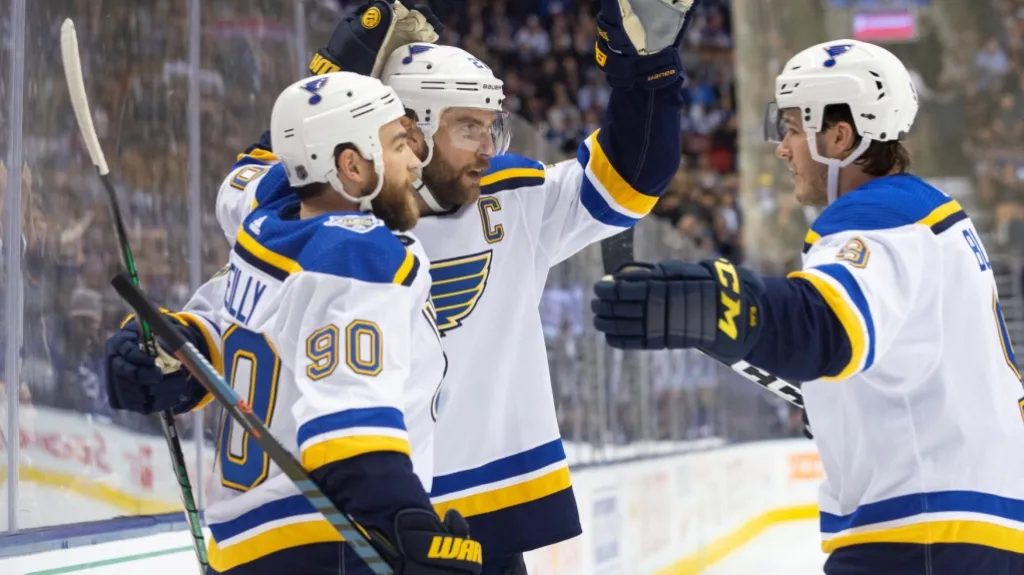 Kapitán St. Louis Blues Alex Pietrangelo slaví gól se svými spoluhráči