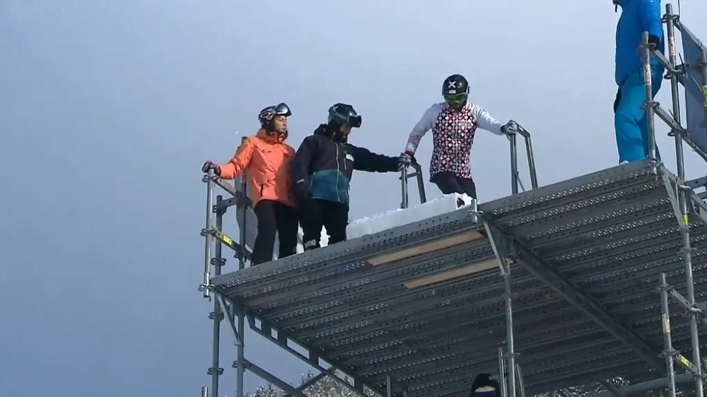 Eva Samková si obhlíží tréninkovou napodobeninu olympijského startu