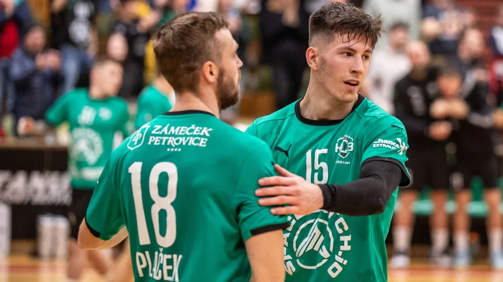 Karvinští házenkáři Jonáš Patzel a Jan Plaček