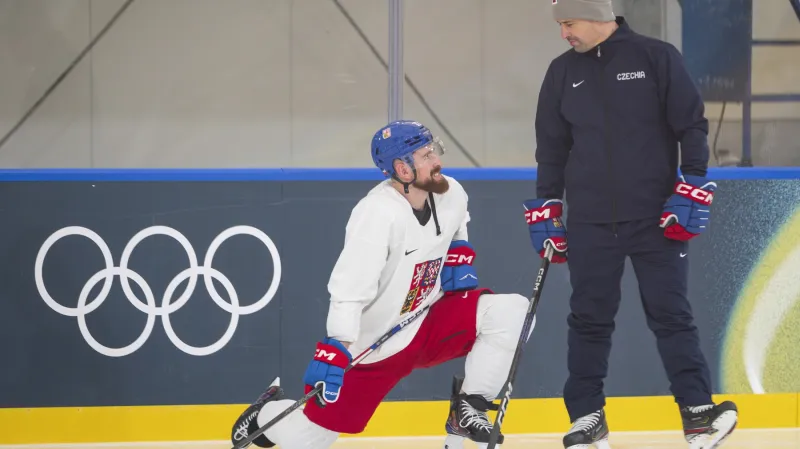 Filip Hronek s asistentem Tomášem Plekancem