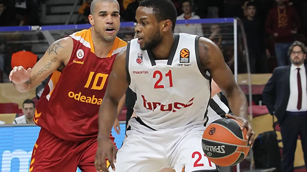 Blake Schilb (vlevo) v utkání s Bambergem