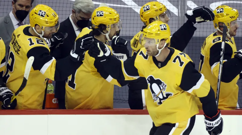 Jeff Carter slaví gól se spoluhráči z Pittsburghu