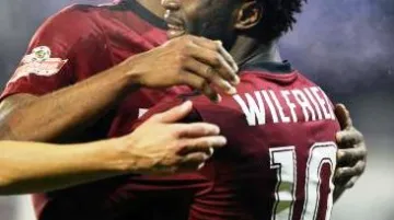 Bony Wilfried (vpravo) a Kweuke Leonard ze Sparty