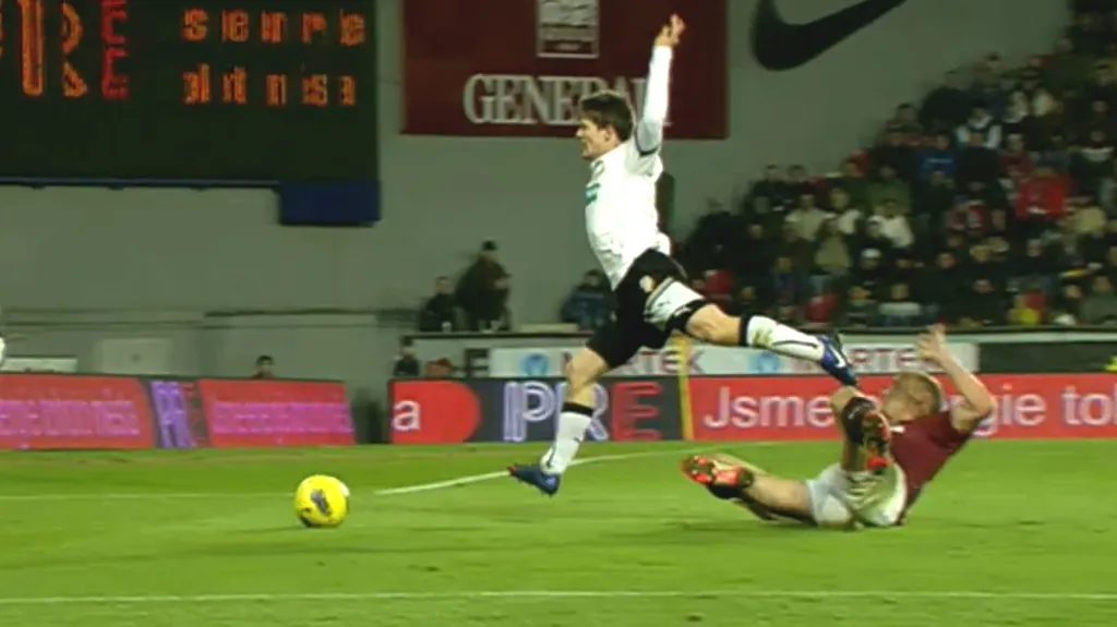 Václav Pilař skáče přes Jiřího Jarošíka