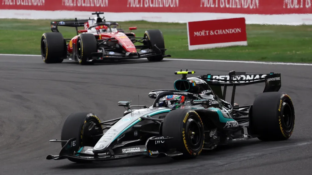 Kimi Antonelli při Velké ceně Belgie před Charlesem Leclercem