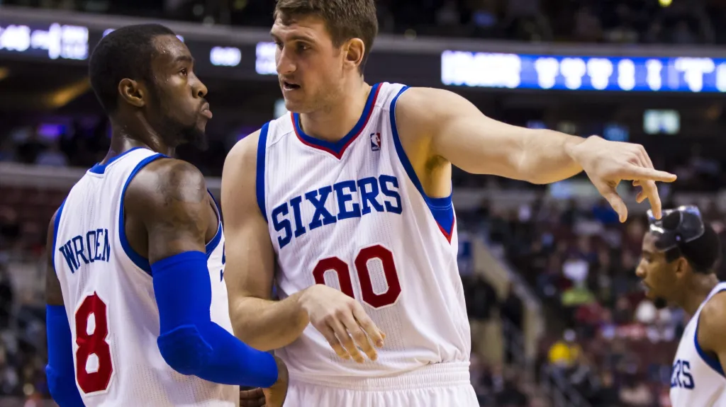 Hráči Philadelphie 76ers (zleva Tony Wroten, Spencer Hawes)