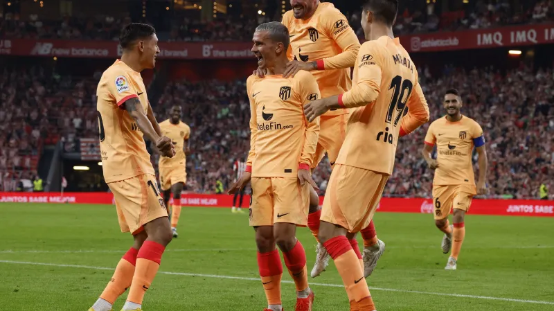 Fotbalisté Atlética Madrid se radují z gólu v Bilbau