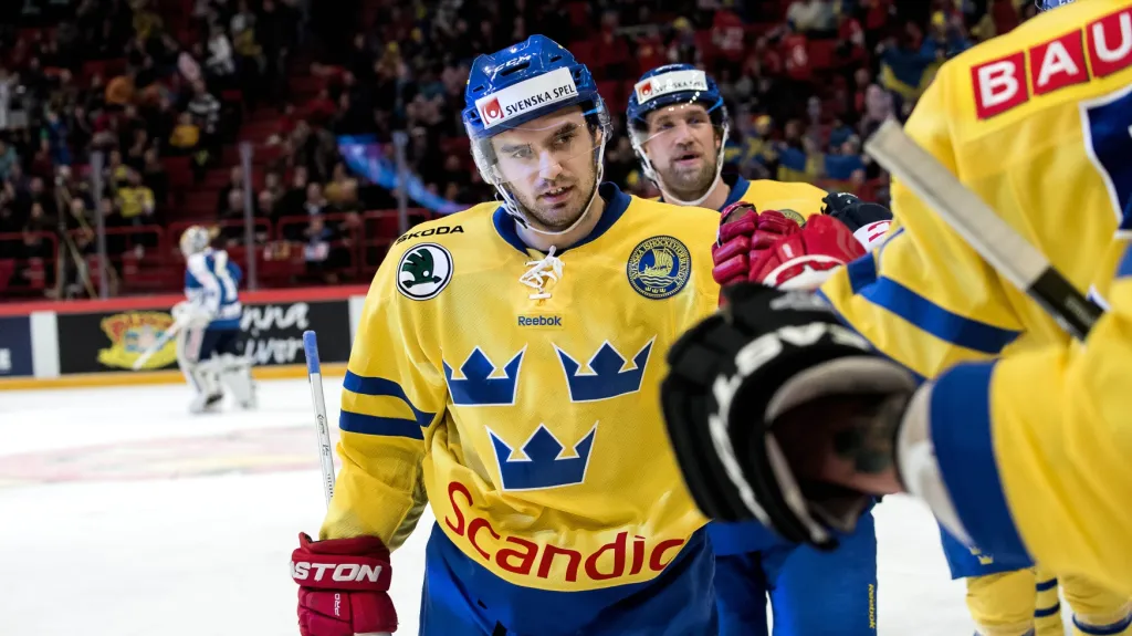 Švédští hokejisté se radují ze vstřelené branky