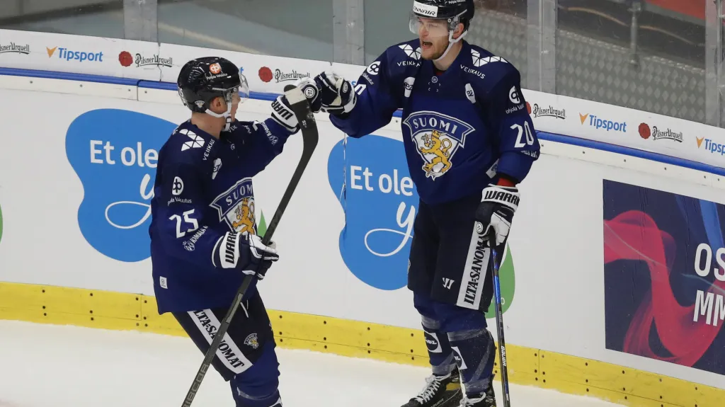 Niko Ojamäki (vpravo) slaví gól za finskou reprezentaci