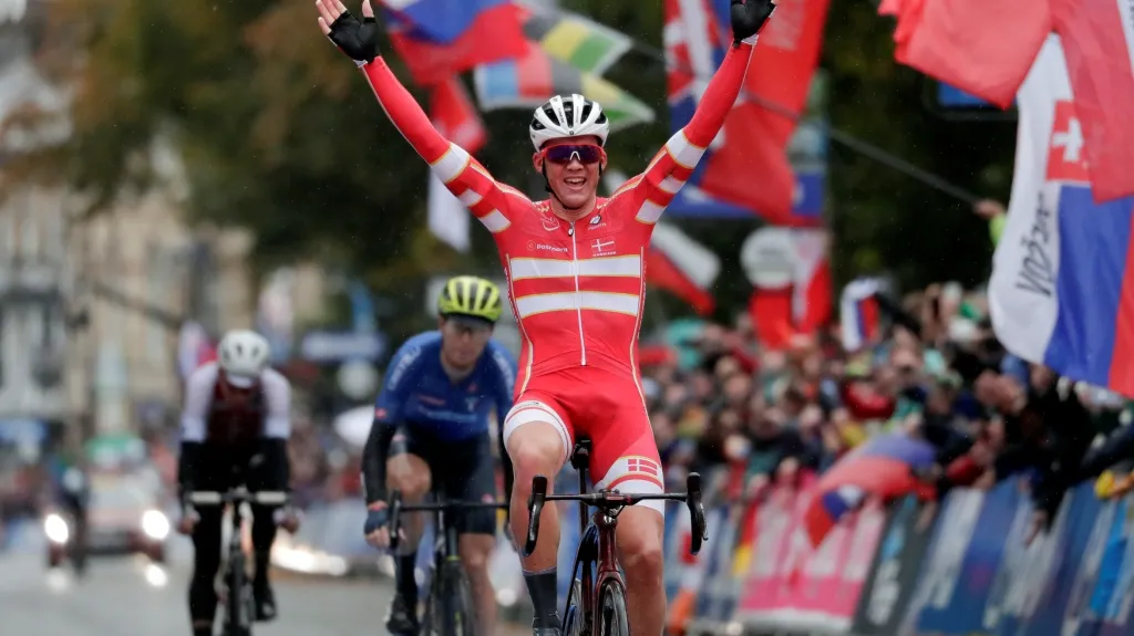 Dán Mads Pedersen slaví vítězství na mistrovství světa