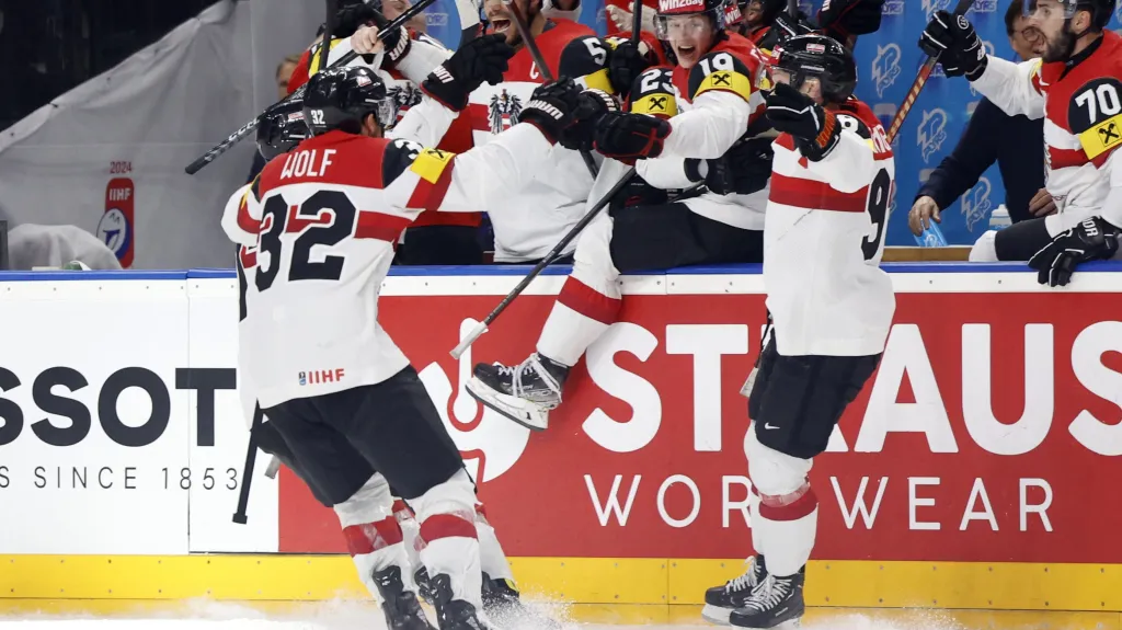 Emoce hokejistů Rakouska po rozhodujícím gólu v síti Finska