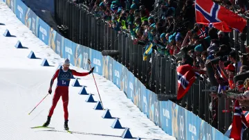 Vítězný dojezd Johannese Hösflota Klaeba ve štafetě