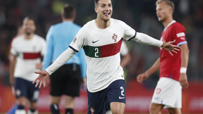 Portugalec Diogo Dalot oslavuje gól v Edenu