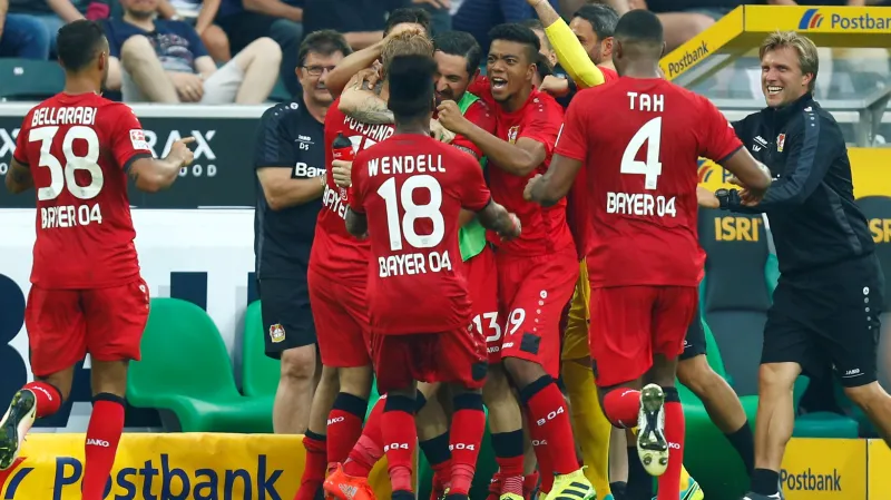 Slavící hráči a realizační tým Leverkusenu