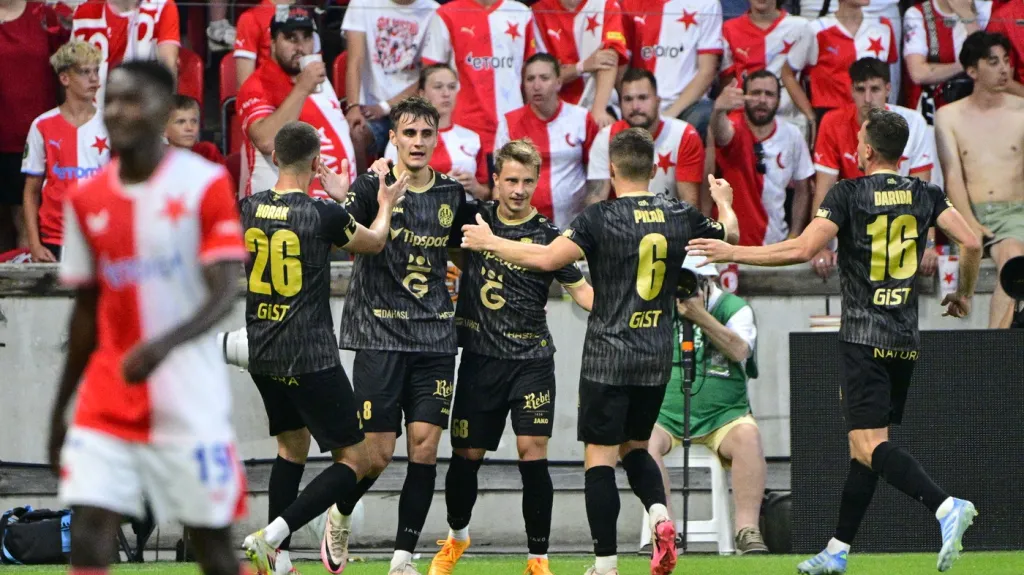 Alexandr Sojka z Hradce Králové (druhý zleva) se raduje se spoluhráči z gólu