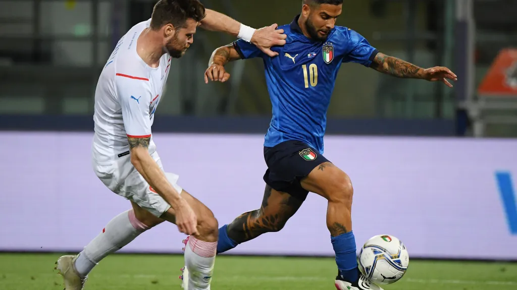 Ondřej Čelůstka (vlevo) a Lorenzo Insigne z Itálie