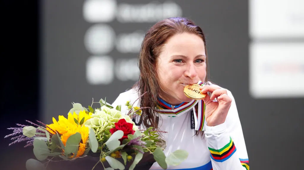 Annemiek van Vleutenová se zlatou medailí z MS 