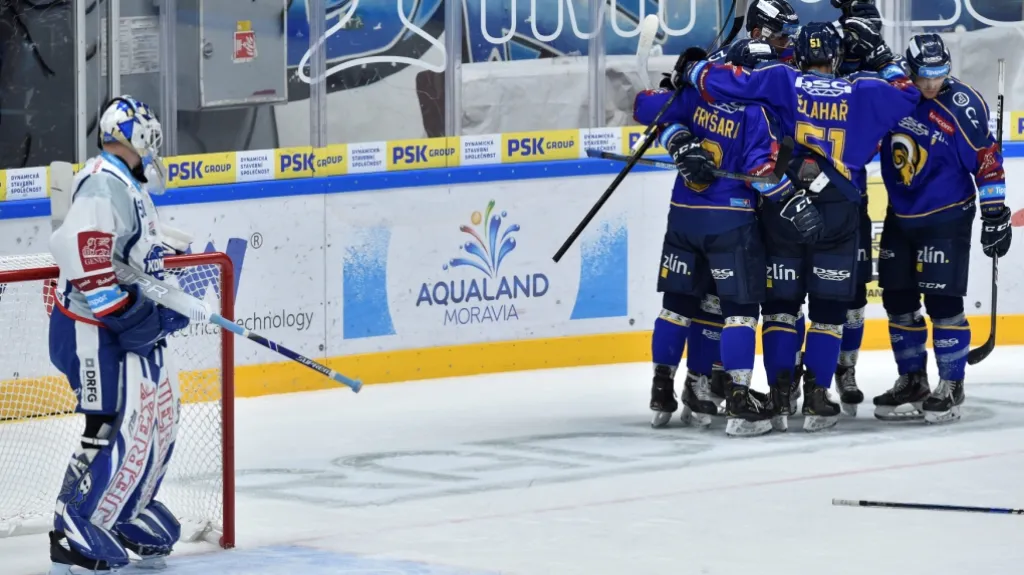 Brankář Karel Vejmelka z Komety sleduje slavící hráče Zlína