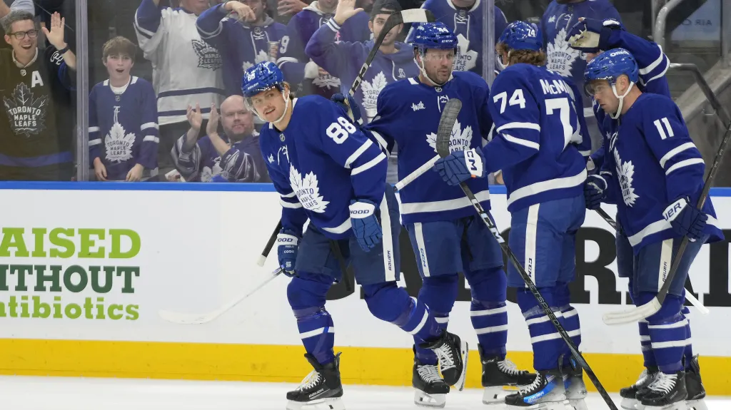 Hokejisté Toronta v čele s Williamem Nylanderem oslavují gól
