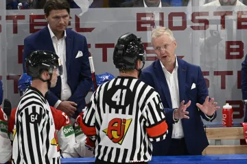 Kari Jalonen v diskuzi s rozhodčími