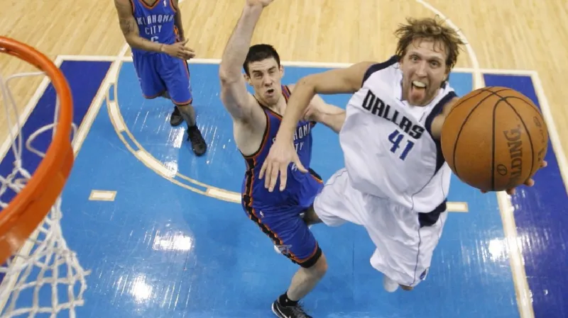 Dirk Nowitzki smečuje do koše Oklahomy
