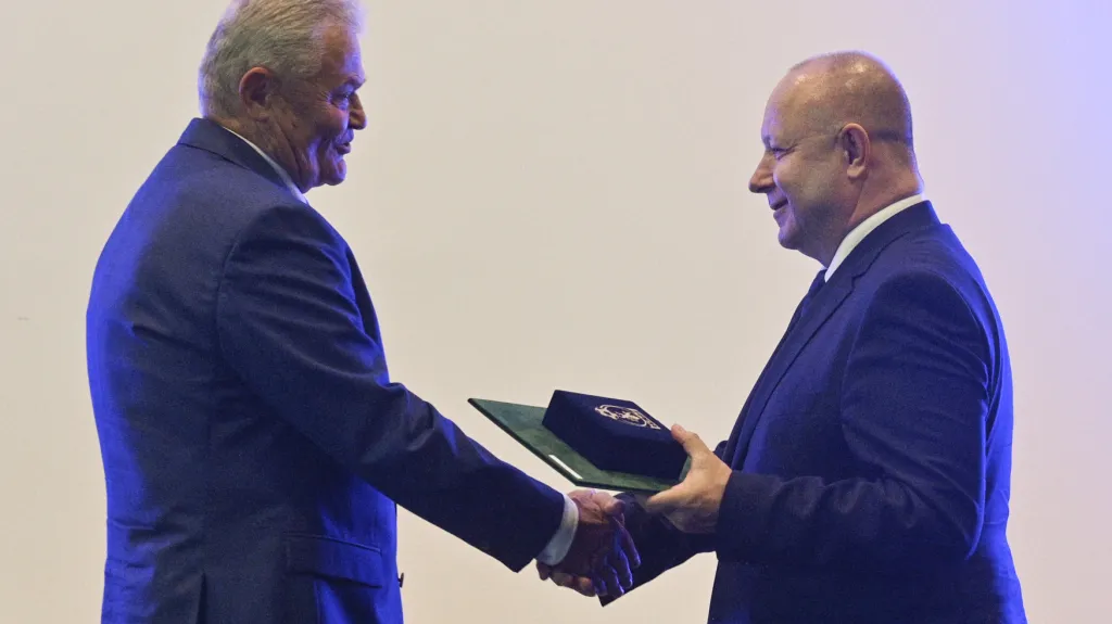 Jaroslav Kolář přebírá ocenění z rukou Petra Fouska
