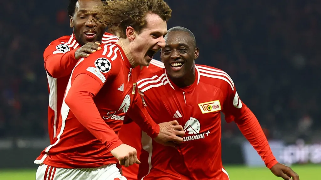 Alex Král se raduje z branky