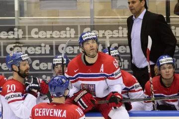 Jaromír Jágr sleduje časomíru v duelu s Itálií