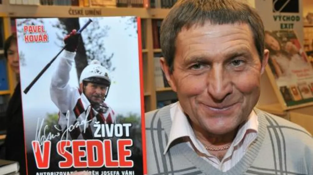 Josef Váňa s knihou Život v sedle