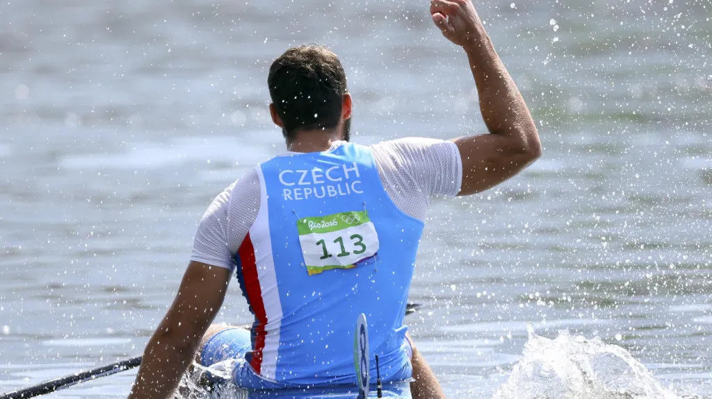 Josef Dostál se raduje ze stříbrné olympijské medaile
