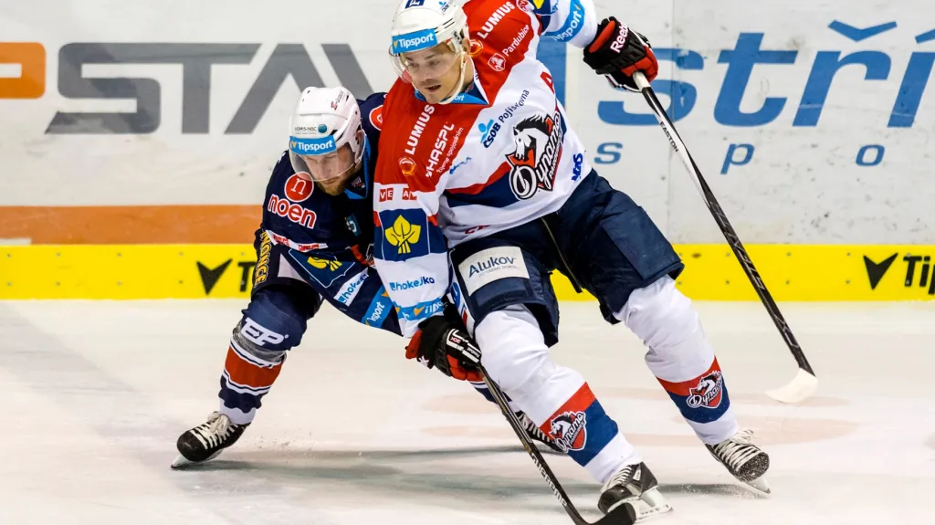 Pardubický Petr Sýkora (vpravo) se snaží uniknout Štěpánu Hřebejkovi z Chomutova