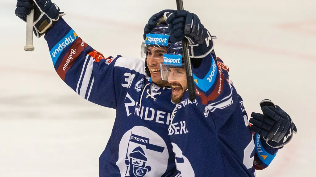 Rastislav Dej se raduje s Dominikem Lakatošem