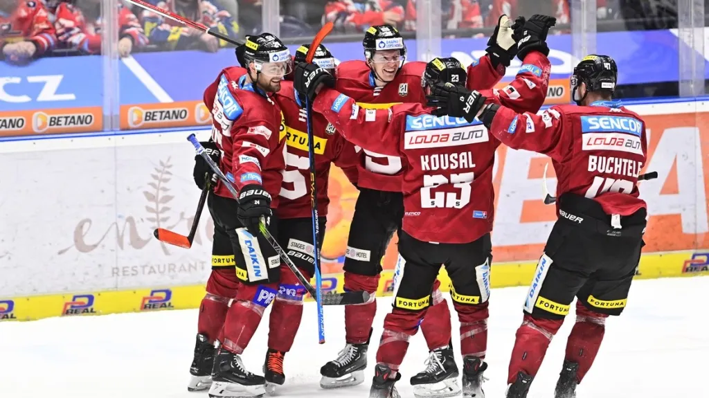 Emoce sparťanů po vstřeleném gólu v Pardubicích