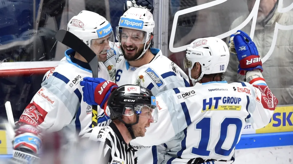 Martin Zaťovič (uprostřed) se raduje se spoluhráči z Komety Brno
