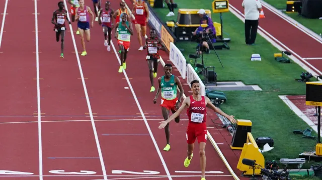 Závěr běhu na 3000 metrů překážek s vítězným El Bakkalim