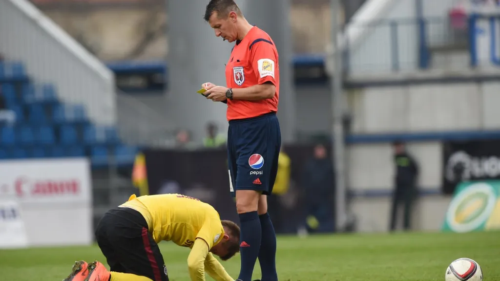 Rozhodčí Michal Paták v prvoligovém utkání v roce 2016