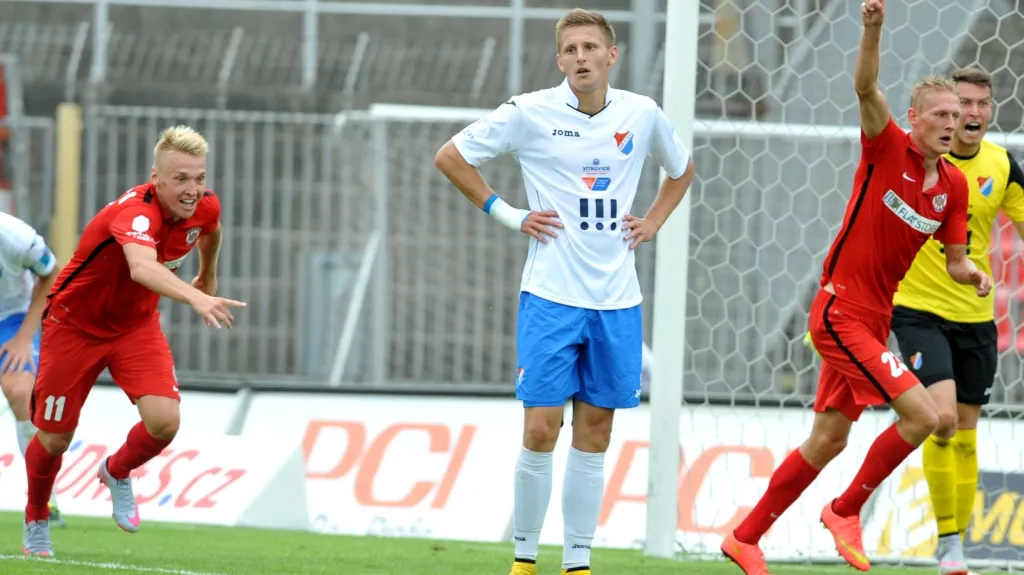 Brněnský Michal Škoda (vpravo) slaví gól v síti Baníku Ostrava