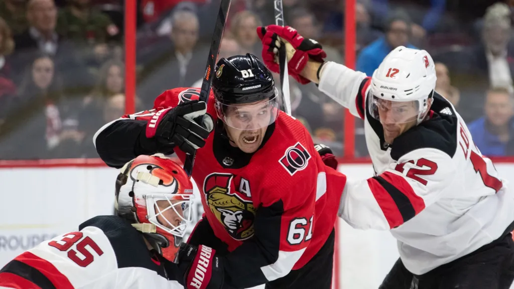 Mark Stone z Ottawy (uprostřed) v zápase proti New Jersey