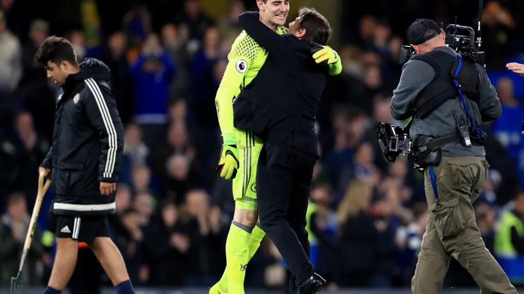 Manažer fotbalistů Antonio Conte se raduje s Thibautem Courtoisem