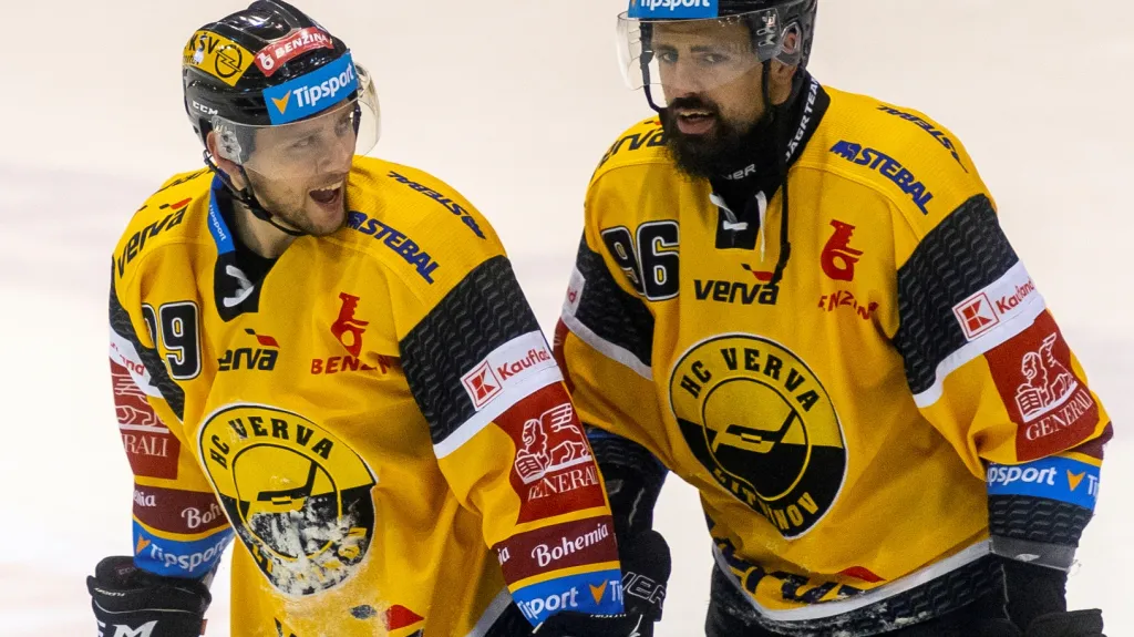 Litvínovští hokejisté Tomáš Pavelka a Richard Jarůšek
