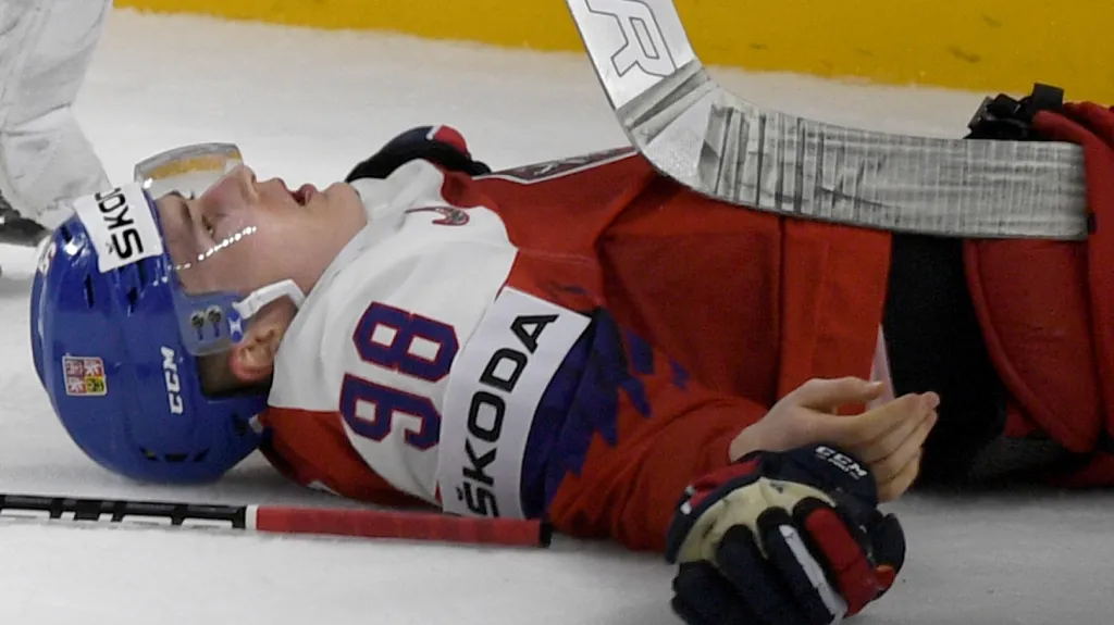 Martin Nečas na ledě po nárazu na mantinel v utkání proti Slovensku