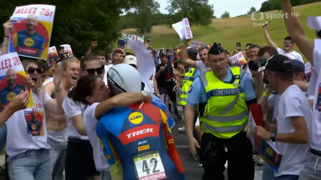 Bernardova pokuta od UCI za polibek? Chápu to, říká Kozubek