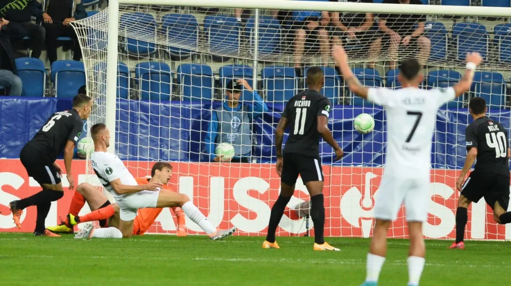 Jan Kalabiška ze Slovácka dává gól do sítě Partizanu Bělehrad