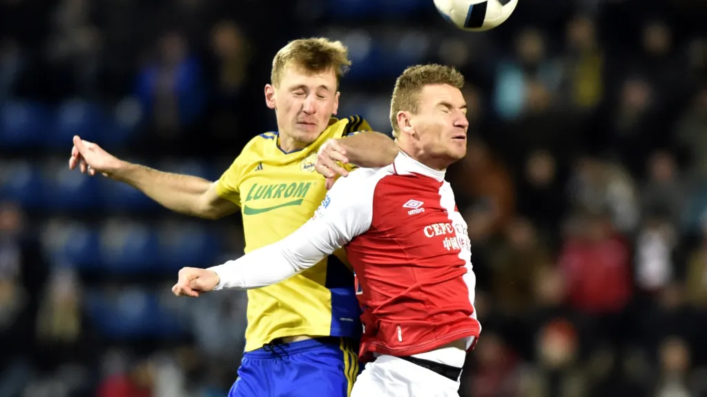 Stoper Tomáš Hájek (vlevo) v souboji s Murisem Mešanovičem