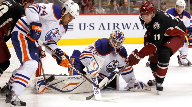 Martin Hanzal v dresu Phoenixu se pere o puk