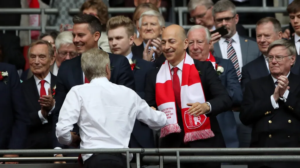 Arséne Wenger (v košili) a ředitel Arsenalu Ivan Gazidis (se šálou)
